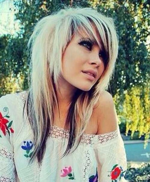 Рваная стрижка на волосы средней длины