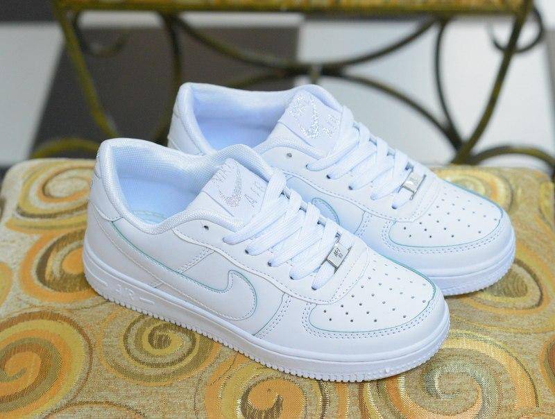 Белые кроссовки: фото