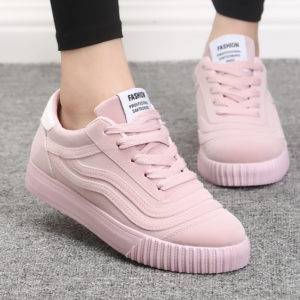 менные женщины давно поменяли привычный взгляд на традиционное ношение спортивной обуви. Теперь это не просто один из элементов экипировки для занятий спортом, а модный акцент гардероба. Кроссовки охотно носят с юбками, джинсами и даже с пальто.  Поскольку данная продукция находятся на пике популярности, производители создают целые коллекции по различным направлениям с учетом особенностей женских стоп: беговые, для занятий фитнесом, городские или для повседневной носки, для определенного вида спорта. В таком разнообразии немудрено запутаться. Чтобы выбрать качественные изделия, предлагаем руководствоваться несколькими критериями:  Выбирайте фасоны с дышащей текстурой. Это позволит ноге дышать и меньше потеть. Подошва должна обладать амортизирующими свойствами. Благодаря им снижается нагрузка на мышцы, позвоночник и суставы, соответственно вы медленнее устаете. Хорошо, если модели будут иметь протекторы. Это обеспечит надежное сцепление с поверхностью и уменьшит скольжение. Помните, только проверенные годами фирмы производят качественную и комфортную обувь. Стоит отдать предпочтение известным торговым маркам, продукция которых пользуются широкой востребованностью среди покупательниц. Рейтинг, представленный ниже, создан на основе отзывов реальных потребителей. В число лучших вошли самые известные линейки и модели женских кроссовок.   ЛУЧШИЕ ЖЕНСКИЕ КРОССОВКИ ДЛЯ БЕГА Модели для бега обладают рядом особенностей. Как правило, это амортизирующая подошва, уменьшающая нагрузку на суставы и позвоночник; протекторы, обеспечивающие хорошее сцепление; дышащий материал, не позволяющий ноге потеть. Для пробежек рекомендуется выбирать самые устойчивые образцы спортивной обуви. В них надежно фиксируется голеностопный сустав, уменьшается вероятность травмирования.    5 ANTA RUNNING А-JELLY  Лучшая воздухопроницаемость  Страна: Китай  Средняя цена: 4000 руб.  Рейтинг (2019): 4.6 Модель отлично подойдет как для бега, так и повседневной носки. Это прекрасный вариант и для модниц, поскольку дизайн изделия очень стильный, элегантный и одновременно практичный. Каждая деталь функциональна. Широкая размерная линейка позволяет приобрести модель обладательницам и миниатюрной ножки, и более крупных габаритов (до размера 25,5). Оригинальный приглушенный розовый оттенок придает обуви женственность.    Однако главную полезную особенность конструкции составляет внутреннее оформление кроссовок с помощью дышащего материала. Подкладка и стелька из сетки не утяжеляют модель, не способствуют возникновению чрезмерной потливости. Текстильный верх участника рейтинга также характеризуется оптимальной воздухопроницаемостью. Интерес вызывает и амортизирующая вставка А-jelly. Она экологична, обеспечивает нужный возврат энергии при движении, при утилизации не наносит вреда окружающей среде. Декорированная подошва выполнена из полимера EVA и износостойкой резины.      4 HOKA CAVU 2 LAVENDULA/MEDIEVAL BLUE  Мощная подошва  Страна: Франция  Средняя цена: 7000 руб.  Рейтинг (2019): 4.7 Несмотря на то, что участник рейтинга не имеет мембраны, он получил популярность за отличные показатели амортизации и универсальность в эксплуатации. Такую пару можно надеть для обычной ходьбы, медленных пробежек по парковым дорожкам или ускоренного прохождения средней сложности трейлов на любых дистанциях. Модернизированная подошва ProFly отличается разнородной конструкцией и плотностью. В области пятки вы испытываете мягкое облегание и комфорт, в передней же части кроссовок за счет более крепкой вспененности создаются все условия для максимально эффективного отталкивания.  Это одна из самых легких по весу (164 грамма) моделей, при этом толщина подошвы в 2,5 раза превышает стандартную величину. К числу плюсов владелицы женского спортивного аксессуара относят оптимальную по изогнутости геометрию подошвы, качественную поддержку стопы, удобство при использовании в темное время суток благодаря наличию светоотражающих вставок.  3 SALOMON TRAILSTER GORETEX  Удобная конструкция для бега по пересеченной местности  Страна: Франция  Средняя цена: 6000 руб.  Рейтинг (2019): 4.8 Усиленная конструкция модели предназначена для пробежек не только по асфальтированному покрытию, но и грунтовым дорожкам, пересеченной местности. Для верхней части изделия применяется влагозащитный материал, который после высыхания не деформируется, не меняется в размерах, не выгорает при длительном воздействии солнечных лучей. Сетчатый текстиль также хорошо пропускает воздух, не дает потеть ногам при быстрой ходьбе. Полимерные вставки обеспечивают дополнительную прочность конструкции.  Кроссовки для бега имеют анатомическую форму, плотно охватывая ступню и фиксируя уязвимые участки. Пластиковый подпяточник к тому же защищает конструкцию от механического воздействия. Стелька из вспененного материала с антибактериальной пропиткой хорошо предохраняет обувь от появления неприятного запаха. Специальная система EnerguCell+ в сочетании с рельефной подошвой из мягкой резины позволяют делать пружинистые толчки, затрачивая минимум физической энергии. Продукция известной фирмы может использоваться даже при преодолении несложных горных маршрутов.  2 NIKE GENICCO  Элегантный дизайн  Страна: США  Средняя цена: 5500 руб.  Рейтинг (2019): 4.9 Чрезвычайным удобством могут похвастаться кроссовки Nike Genicco. Они обладают классическим дизайном, устойчивой подошвой и дышащим материалом. В них вы с легкостью выдержите интенсивные тренировки, поскольку ноги практически не устают.  Кроссовки состоят из пластика и текстиля, имеют прочную платформу и сеточку сверху. Запятник не деформируется. Для тех, кто предпочитает сочетать спорт с элегантностью, фирма и разработала эту модель. Поверхность-сеточка обеспечивает отличный воздухообмен, бесшовная система позволяет добиться максимального комфорта. Конструкция отличается непревзойденной амортизацией и аэродинамикой. Разнообразие цветовой гаммы дает возможность прекрасному полу выглядеть изящно в любой спортивной экипировке.   ₽  Nike Free 3.0 V3  Nike Free 3.0 V5 1 ADIDAS (ZX 750 FLUX, RUNNING, CLIMACOOL, ADIZERO)  Высокое качество  Страна: Германия  Средняя цена: 7500 руб.  Рейтинг (2019): 5.0 Среди фирменных линеек для женщин широкой популярностью пользуются беговые. Таких коллекций несколько. ZX 750 flux и Running отличаются антитравматической платформой и легким весом. Стелька соответствует анатомическим особенностям женской ступни. Хороший уровень амортизации снижает нагрузку на позвоночник и суставы. Дышащая ткань не позволяет потеть.  Еще две востребованные беговые коллекции – Climacool и Adizero. Первая оснащена вентиляционными каналами с трехслойной структурой. Благодаря им обеспечивается вентиляция и охлаждение стопы. Вторая имеет текстурное амортизирующее основание для более надежного сцепления с поверхностью. Вся продукция сочетает легкость, прочность и защиту. Отзывы потребителей говорят о том, что беговые модели для дам удобные и стильные. В процессе занятий ноги не потеют и не устают. Они охотно рекомендуют Adidas к покупке.