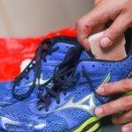 Как постирать кроссовки вручную от запаха