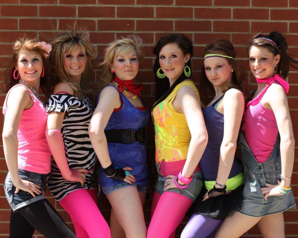 Лук с кроссовками "Фила"