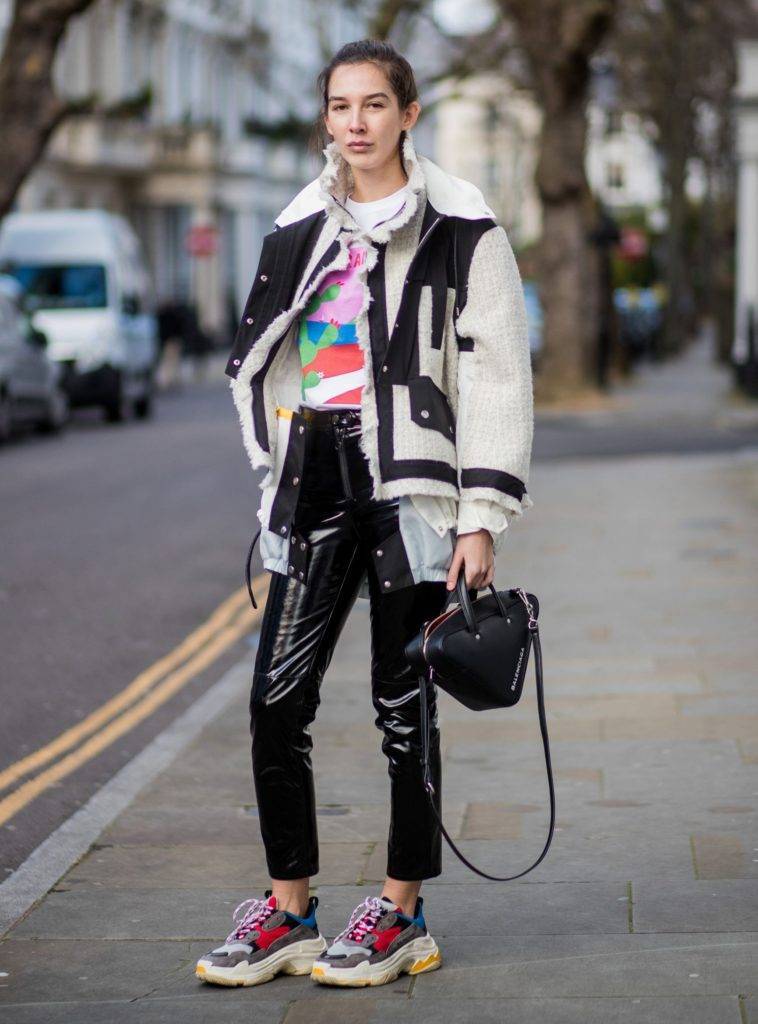 Луки с кроссовками Баленсиага