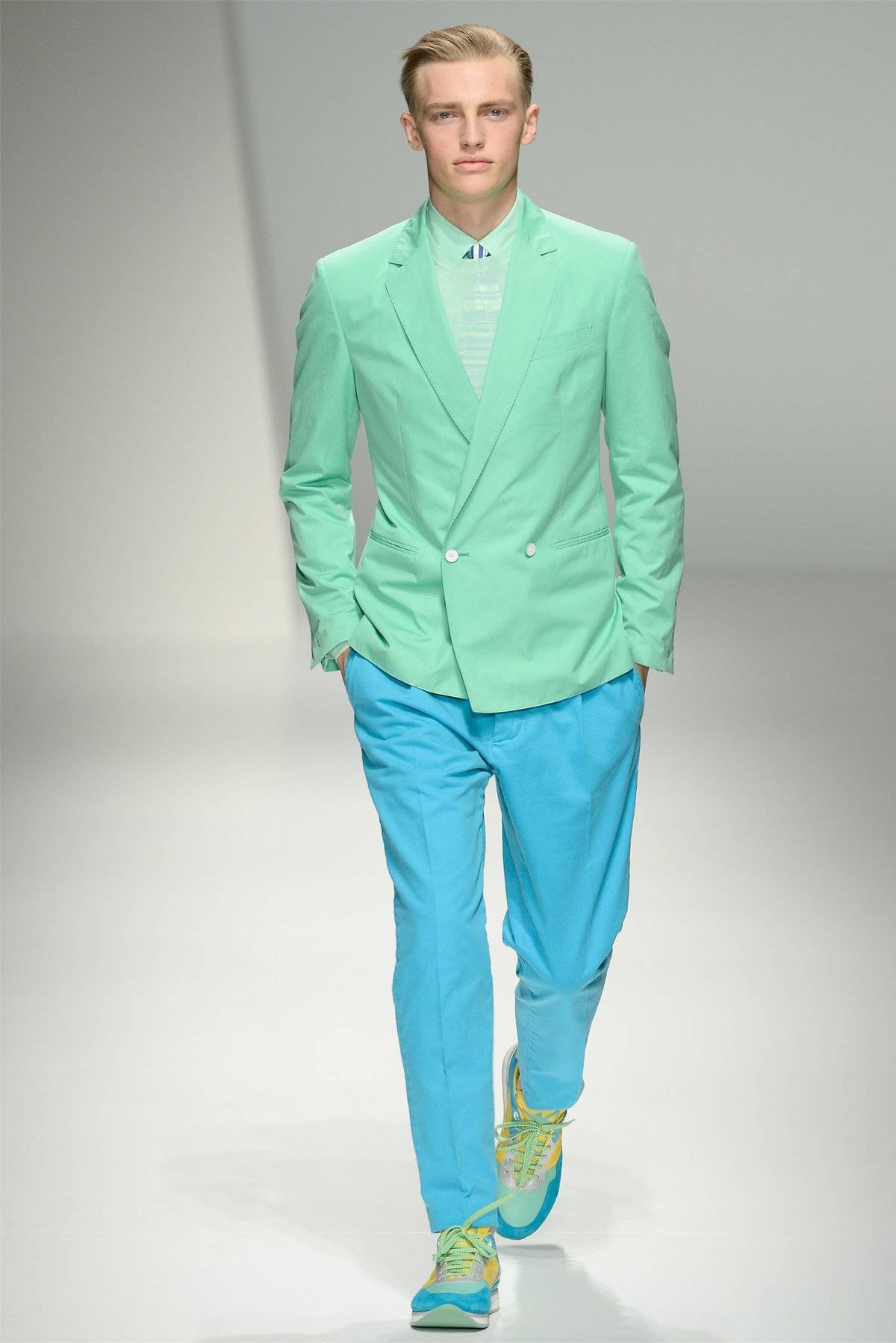 С чем носить зелёные кроссовки 