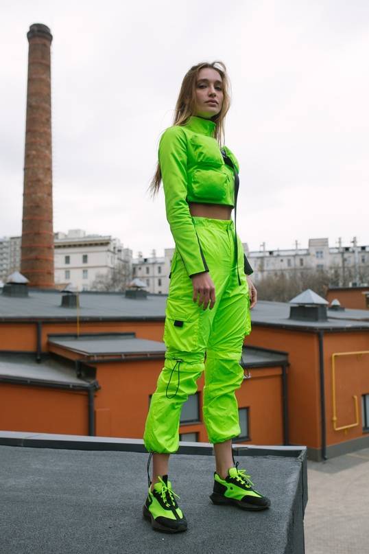 С чем носить зелёные кроссовки 