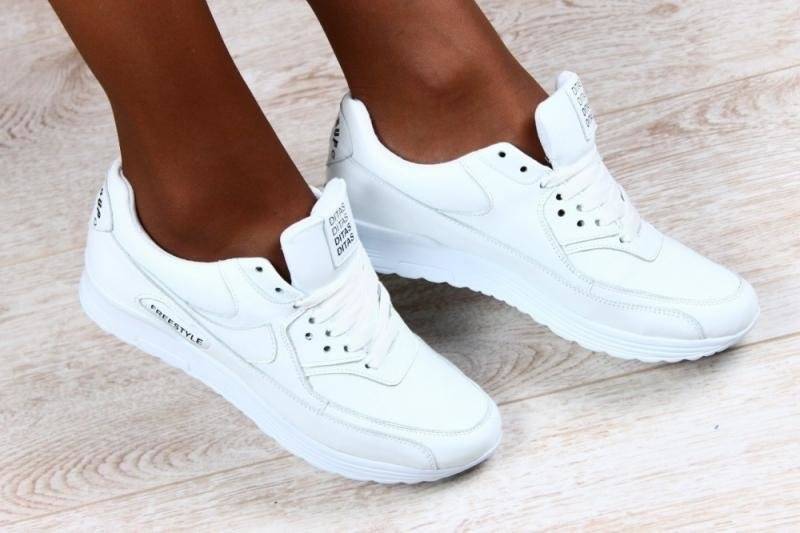 Белые кроссовки: фото