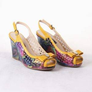 яркие босоножки