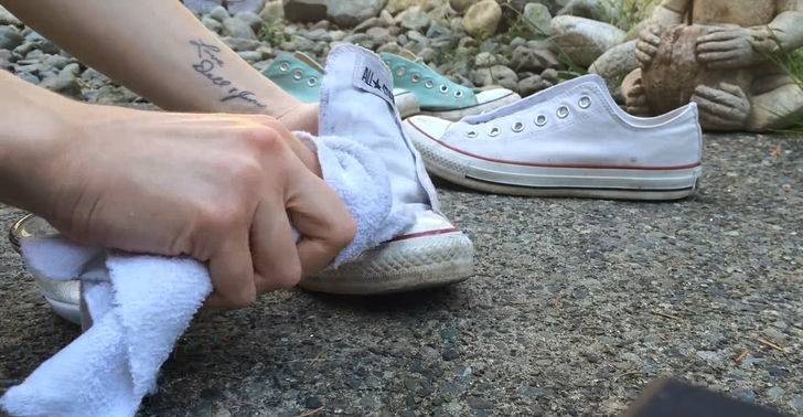 Как почистить подошву кед