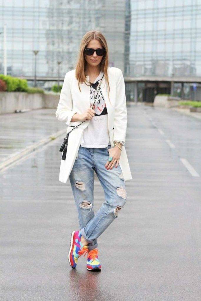 кроссовки с джинсами