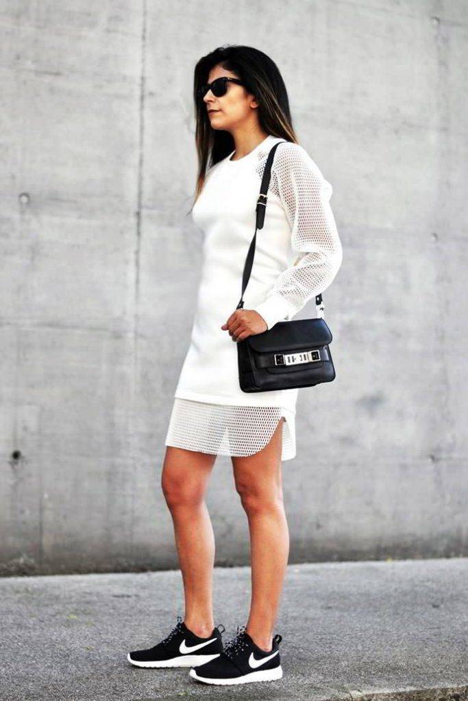 С чем носить чёрные женские кроссовки