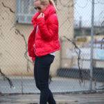 С чем носить красные женские кроссовки