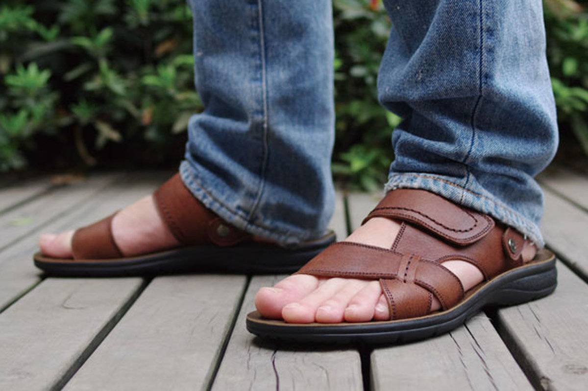 C чем носить мужские сандалии