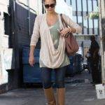 С чем носить бежевые сапоги