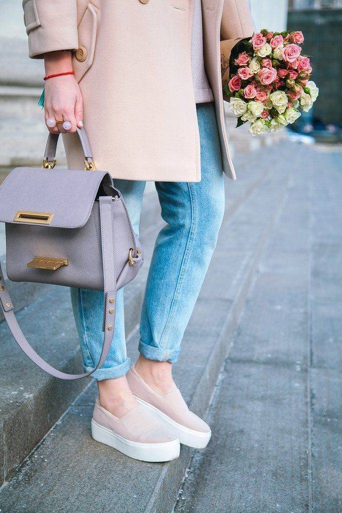 С чем носить бежевые слипоны 