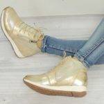 С чем носить золотые кроссовки