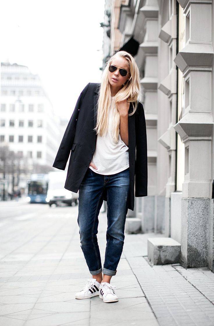 Пиджак с кедами