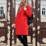 Красное пальто с кроссовками