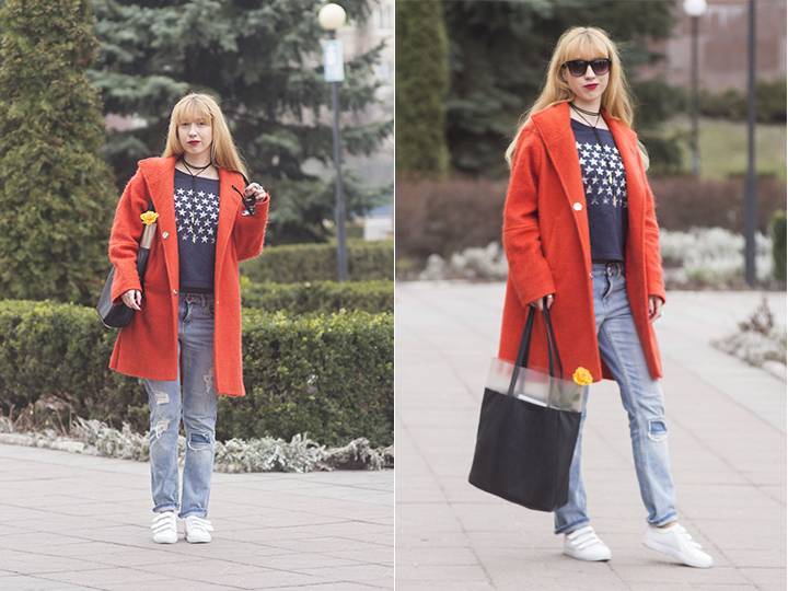 Красное пальто с кроссовками