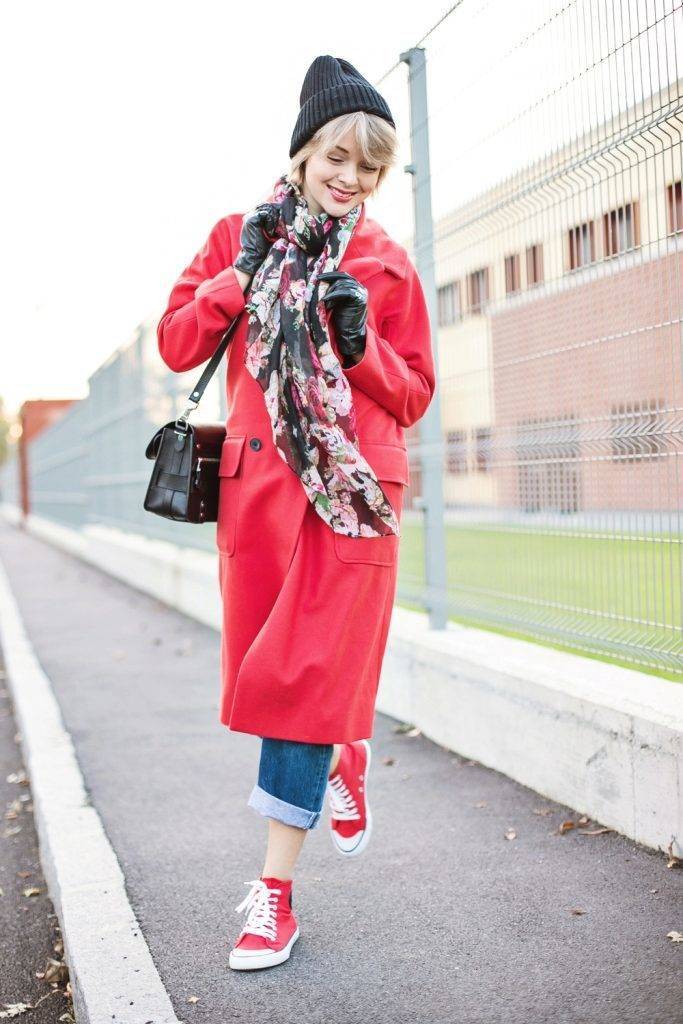 Красное пальто с кроссовками