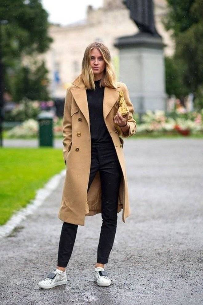 Бежевое пальто с кроссовками
