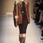 С чем носить замшевые коричневые сапоги