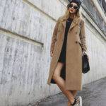 Бежевое пальто с кроссовками