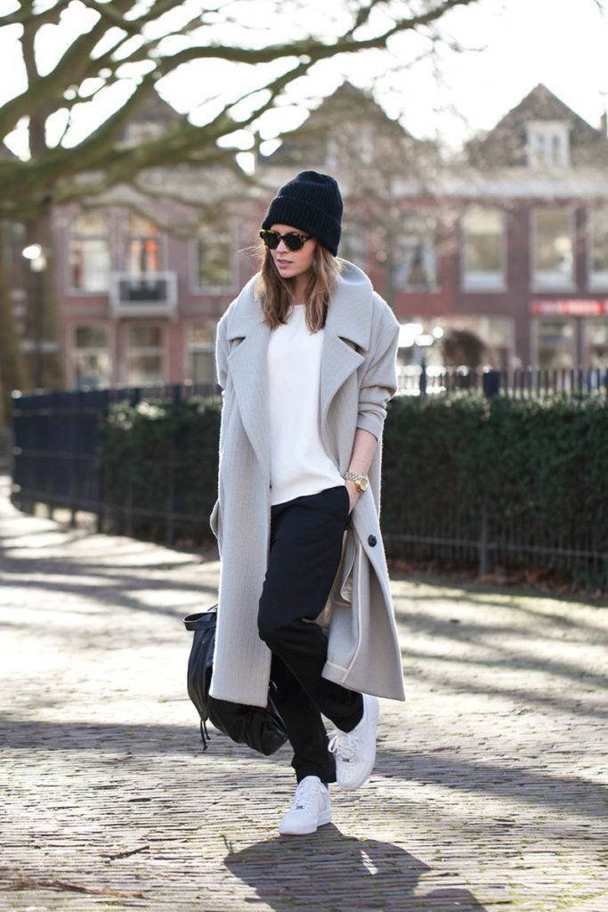 Серое пальто с кроссовками