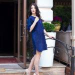 Синее платье и бежевые туфли