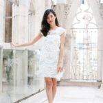 Белое платье с красными туфлями