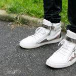 Как носить высокие кроссовки с джинсами