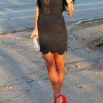 Чёрное платье с красными туфлями