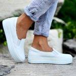 С чем носить белые слипоны