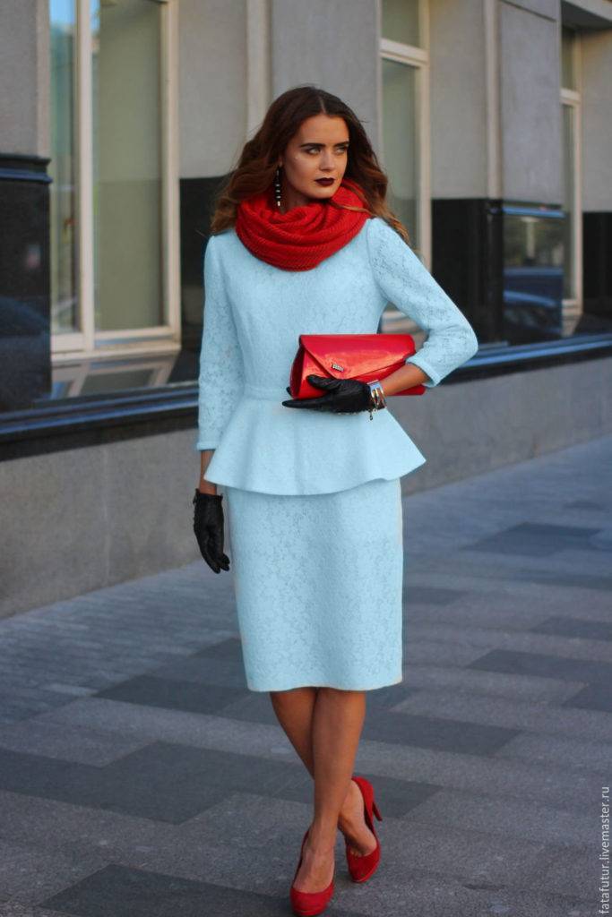 Голубое платье с красными туфлями