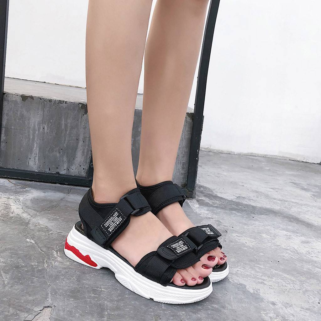 С чем носить спортивные женские сандалии