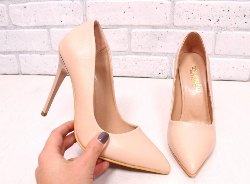 Бежевые туфли на каблуке: фото