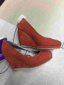 Как ухаживать за замшевыми туфлями