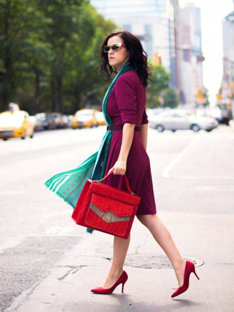 С чем носить бордовые туфли