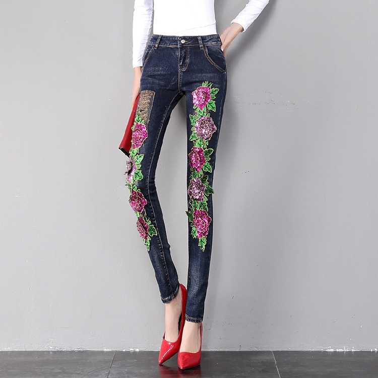 Джинсы и красные туфли