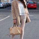 Платья и юбки с воланами носят все – от маленьких деревенских девочек до звезд мировой величины. Они очень женственны и, хотя их внешний вид несколько меняется с годами, они действительно никогда не выйдут из моды. Красочно и очаровательно - женственная одежда с воланами Мягкие декоративные элементы прекрасно подчеркивают женственные формы. Они характерны для летней одежды. Воздушная, тонкая одежда с воланами - это способ красиво стилизовать свидание летним вечером. Если вы объедините их с красивыми приглушенными цветами - у вас будет идеальный наряд, для которого без труда можно выбрать модные аксессуары. Если раньше вы носили только гладкие платья или прямые юбки, прибавьте немного женских акцентов. Подходящие платья - комфорт, романтика и сокрытие недостатков Примечательный крой женской одежды с оборками - трапециевидное, довольно короткое платье. Оно дает много свободы, оно воздушное и имеет тенденцию скрывать лишние килограммы. Идеально подходит для сочетания с элегантными босоножками или балетками. Хотя такой наряд не подчеркивает талию, повседневный характер платья в сочетании с причудливыми воланами делает его любимой летней одеждой. Очарование подростковых лет - юбки с воланами Юбки с несколькими воланами по всей длине или отделанные декоративными оборками, например, снизу, - это одежда для девочек, которая идеальна для лета. Из-за тенденции расширять бедра таких стилей иногда избегают женщины с более полными формами. И зря, потому что такая одежда, как правило, повседневная, и благодаря развевающимся при движении воланам, никто не будет обращать внимания на дополнительные сантиметры, как это было бы в случае сшитой мини-юбки. Носите украшения с фантазией! Юбку с рюшами стоит носить с простой, менее декоративной блузкой. Самые привлекательные юбки, которые в то же время имеют оборки, сделаны из узорчатого материала. Узор следует выбирать осторожно, потому что сочетание больших пространственных оборок и узорчатого, яркого материала может визуально полнить. Тем не менее, элегантный материал с нежными цветами и несколькими оборками является тонким, хорошим сочетанием для наряда, в котором многие женщины будут чувствовать себя комфортно. Юбка с мини-рюшами в мини-версии, с гладкой блузкой с рукавом 3/4, также отлично сочетается с подходящим свитером. Если вы выбираете макси-юбки с воланами, вы можете надеть короткий топ и раскрыть часть живота и плеч. Юбки с оборками любой длины будут отлично смотреться с модными летними босоножками и на плоской подошве, и на тонких каблуках.