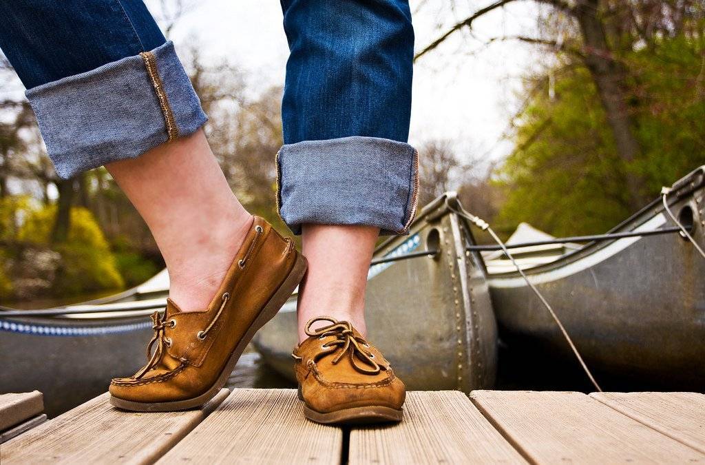 Как носить туфли на босу ногу