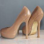Бежевые туфли на каблуке: фото