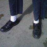 Белые носки с чёрными туфлями