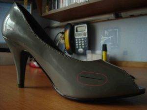 Как убрать на лаковых туфлях чёрные полоски