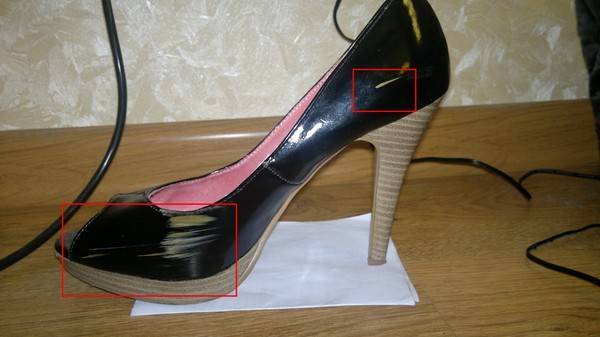 Царапина на лаковой обуви. Царапина на лаковой обуви. Лакированные туфли царапины. Черные полосы обуви. Salamander 49792 сапоги лаковые.