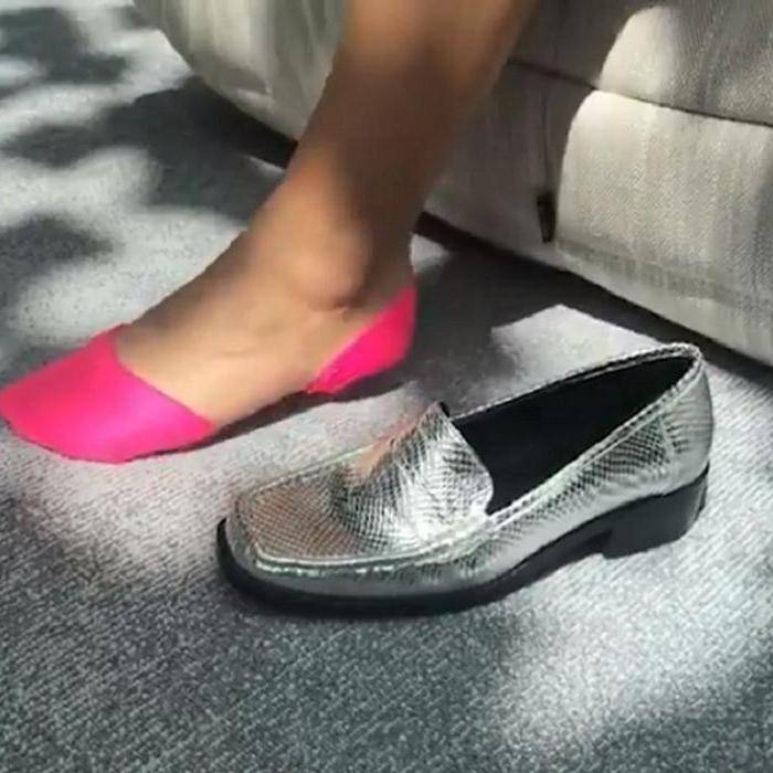 «Сморщенные» гольфы + вечернее платье Смелый вариант, подсмотренный на миланском показе Rochas: лучшими спутниками для вечернего платья оказались «сморщенные» гольфы, надетые на босоножки контрастного цвета. Совсем яркие решения выглядят хорошо только на фотографиях: для повседневности лучше выбрать носки приглушенных оттенков — например, пыльно-розового, серого, нежно-лилового или бежевого.