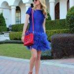 Синее платье с красными туфлями