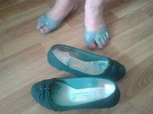 Что делать, если красятся туфли внутри