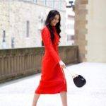 Красное платье с бежевыми туфлями