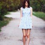 Голубое платье и чёрные туфли