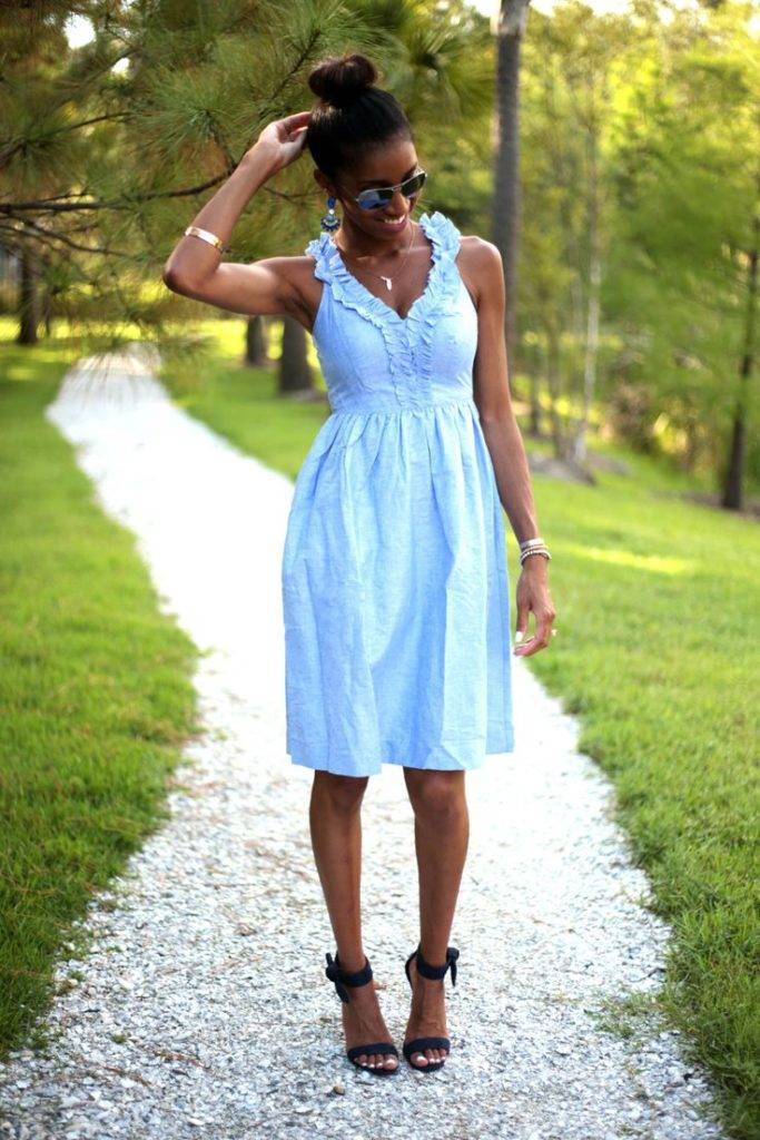 Голубое платье и чёрные туфли