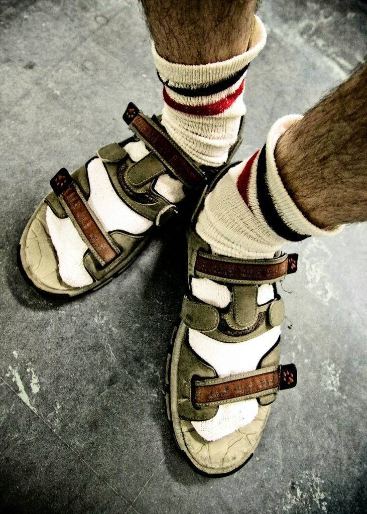 Носят ли сандалии с носками